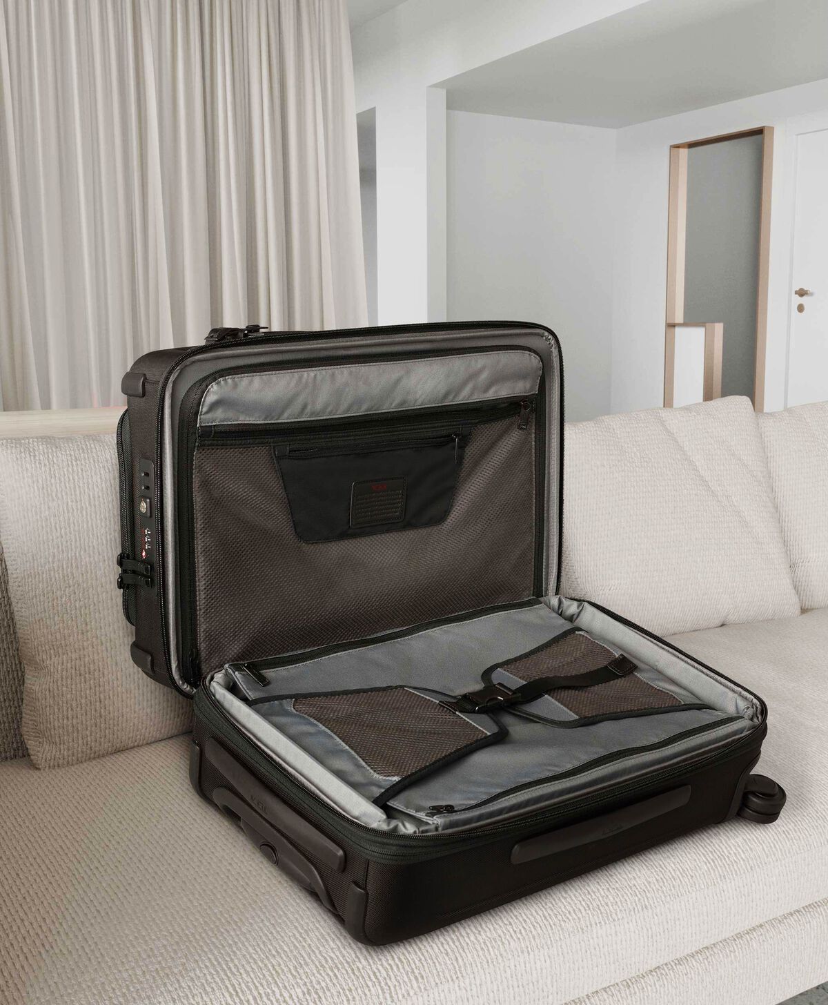 TUMI Alpha 3 INTL DUAL ACCESS 4WHL C/O Black